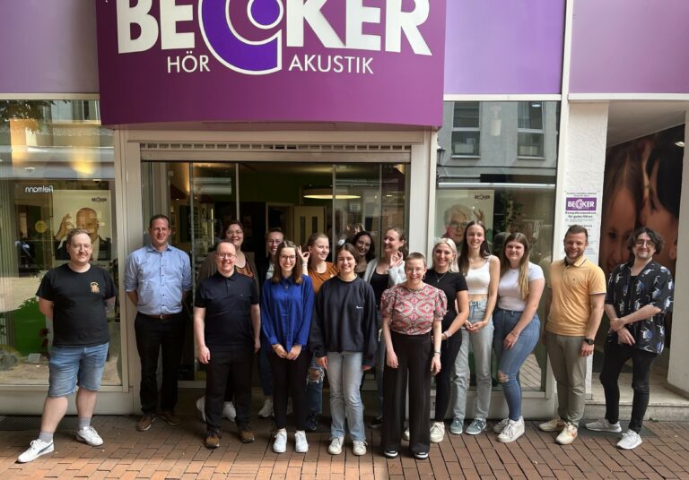 Gruppenfoto im Rahmen des Besuches der Logopädieschule Bonn bei BECKER Hörakustik am 21. Juni 2024