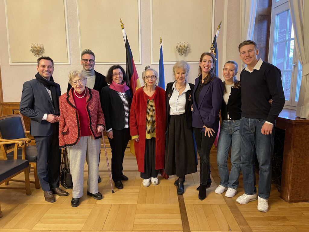 (v.l.n.r.) der Koblenzer Oberbürgermeister David Langner, die ehemalige Koblenzer Kulturdezernentin Dr. Ingrid Bátori, Dan Hilgert-Becker, Mitglied der Geschäftsführung BECKER Hörakustik, Susanne Meier, Mitglied im Vorstand Treffpunkt Ohr e.V., die ehemalige Intendantin am Theater der Stadt Koblenz Annegret Ritzel, Brigitte Hilgert-Becker, Tochter und ebenfalls Mitglied der Geschäftsführung Eva Keil-Becker, und die beiden Enkel Senta und Ben.    