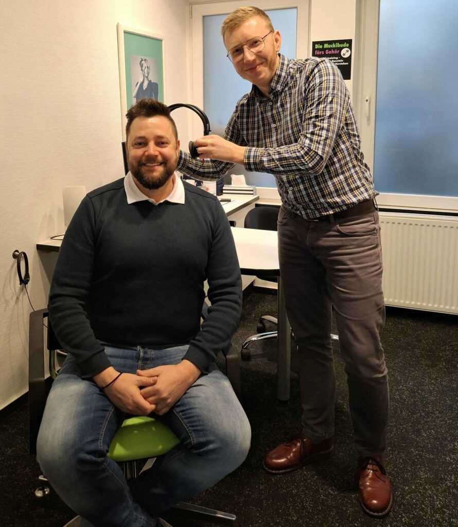 Lennart Siefert, Oberbürgermeister der Stadt Lahnstein, beim Hörtest im BECKER Fachgeschäft