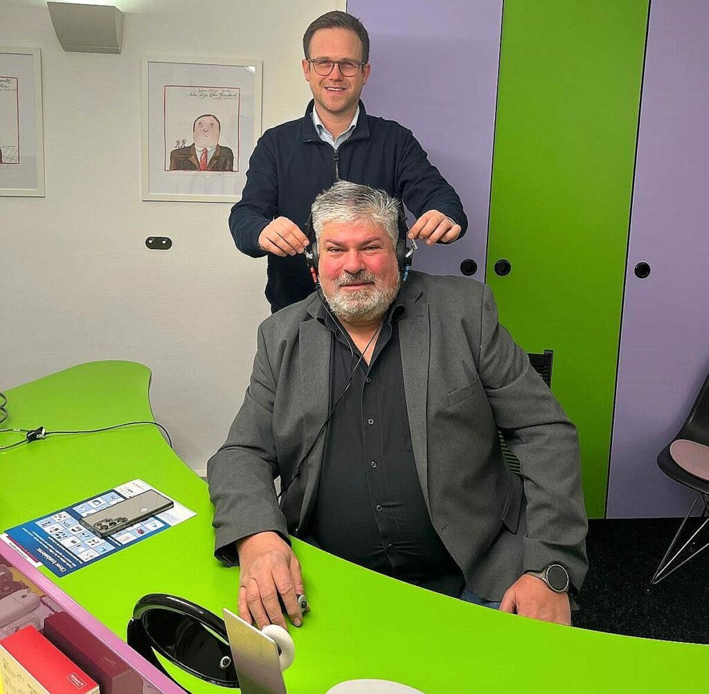 Der Bürgermeister der Stadt Mendig, Achim Grün, beim Hörtest im BECKER Fachgeschäft. 