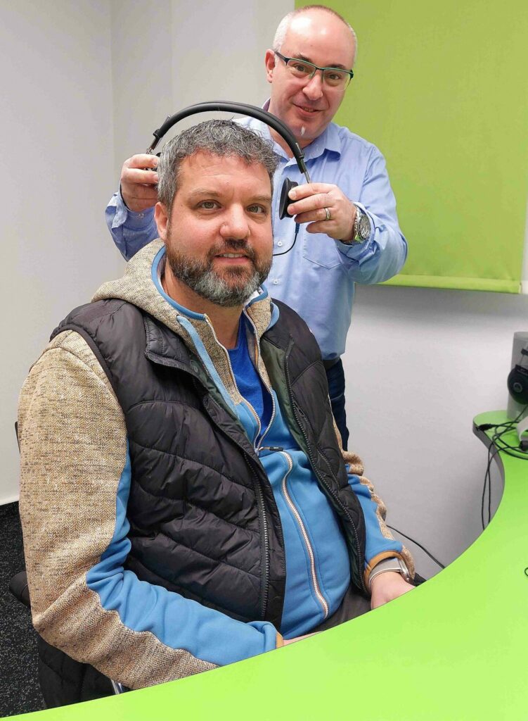 Marco Ludwig, Bürgermeister der Stadt Nastätten beim Hörtest im BECKER Fachgeschäft. 