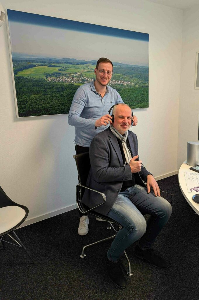 Ortsbürgermeister Mario Specht beim Hörtest im Fachgeschäft Waldesch. 